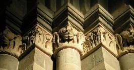 romanische Kapitellzone aus französischem Kalkstein in Sankt Andreas in Köln