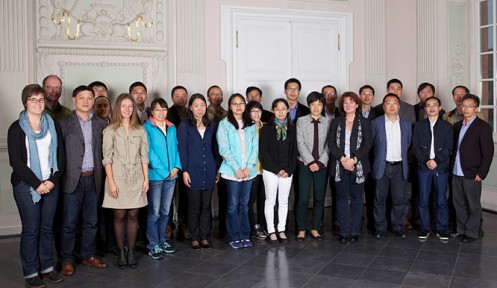 Gruppe von Chinesischen besuchern mit Offiziellen des Landschaftsverbandes Rheinland und der Jugendbauhütte Rheinland stehen im Kaisersaal