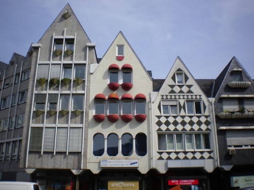 Giebelhäuser mit vorkragenden Zierelementen, teils farbig hervorgehoben