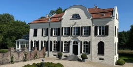 Schönes Haus in parkartigem Garten