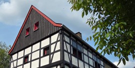 Frau vor Fachwerkhaus