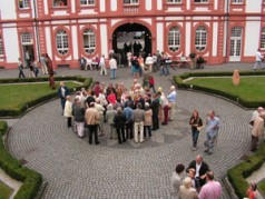 Besuchergruppen bei Führungen über den barocken Prälaturhof der Abtei Brauweiler