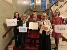 Preisträgerinnen mit Denkmal-Europa-Werbeplakaten auf einer Treppe