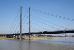 an zwei Pylonen aufgehängte Brücke mit Schrägseilen über einen breiten Fluss