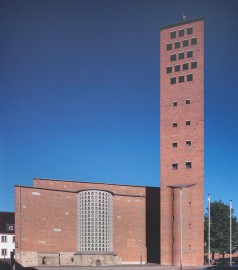 Kirchenschiff mit Kirchturm