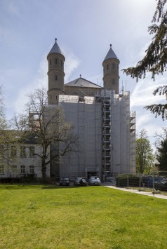 eingerüstete Kirche mit zwei Kirchtürmen
