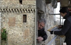 Mitarbeiter des Fachamtes untersuchen das Mauerwerk von Schloss Liedberg