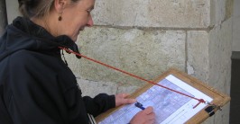Foto: Bauforscherin bei der Kartierung von Mauerwerk