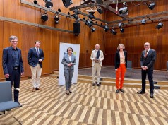 die sechs Diskusssionsrundenteilnehmer im Kleinen Sendesaal des WDR stehend