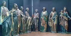 aufgereiht stehende Apostelfiguren aus Sankt Servatius in Siegburg