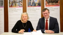 Frau Karabaic und Professor Becker unterzeichnen den Kooperationsvertrag
