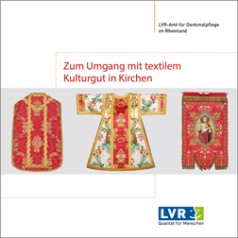 Titelbild der Broschüre "Zum Umgang mit textilem Kulturgut in Kirchen" mit Abbildung von Kirchengewändern und einer Kirchenfahne