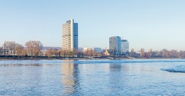 Titelbild Arbeitsheft 87 Blick über den Rhein auf das Regierungsviertel Bonn mit prägenden Bauten