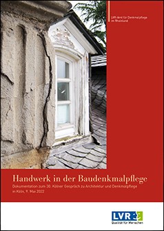 Titelbild Mitteilungsheft 38 Handwerk in der Baudenkmalpflege mit Detail Dachfenster der Abtei in Essen-Werden