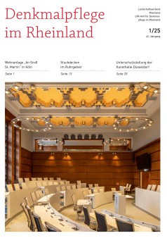 Titelbild mit Stuhlreihen und expressionistischer Stuckdecke