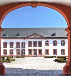 Titelbild der Denkmalpflege im Rheinland Heft 2/2018 mit Ansicht des Prälaturhofes der Abtei Brauweiler