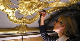 Foto: Restauratorin bei Arbeiten an der Decke von Schloss Brühl