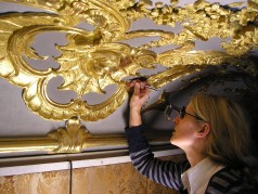 Untersuchung einer barocken Stuckdecke mit aufwändiger Vergoldung durch eine Restauratorin des Landschaftsverbandes Rheinland