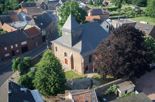 Kirche mit verschiefertem Dach und Turm