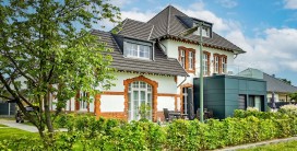 Gebäude mit modernem Anbau