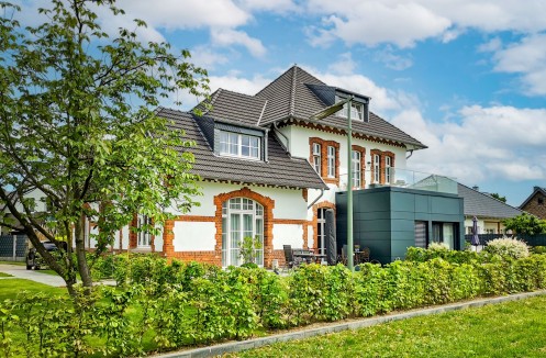 Gebäude mit modernem Anbau