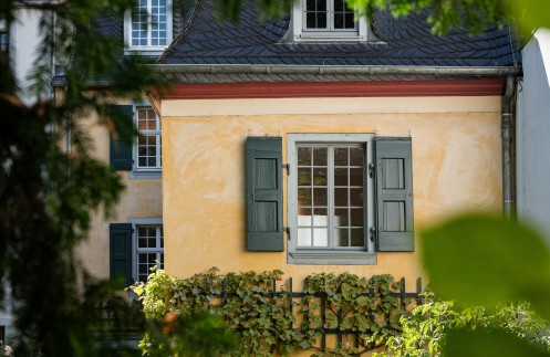 Hausfront mit Fenstern