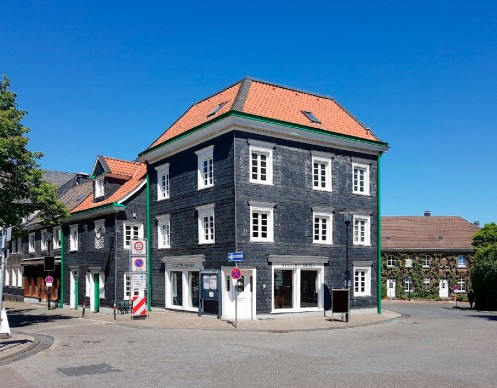 mehrere aneinandergereihte verschieferte Gebäude