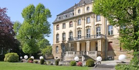 Schlossansicht mit Grünanlage