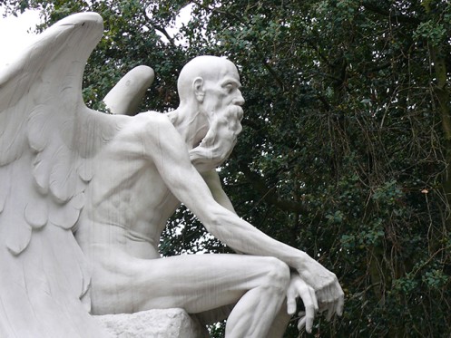 Statue eines sitzenden alten geflügelten Mannes