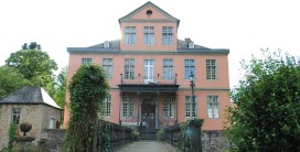 Frontansicht der Kitzburg mit Zugang über den Wassergraben