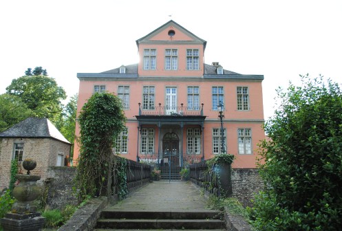 Frontansicht der Kitzburg mit Zugang über den Wassergraben