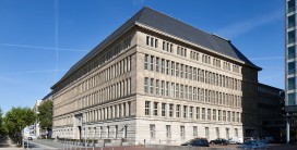 monumentales fünfstöckiges Gebäude, über Eck gesehen