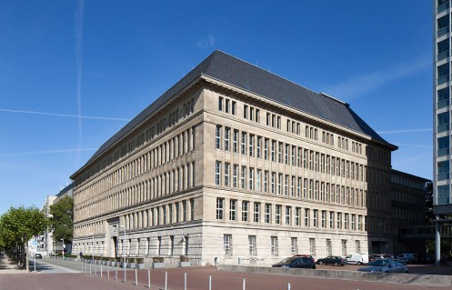 monumentales fünfstöckiges Gebäude, über Eck gesehen