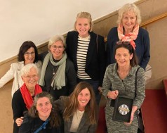 Gruppenfoto von acht Personen auf einer Treppe