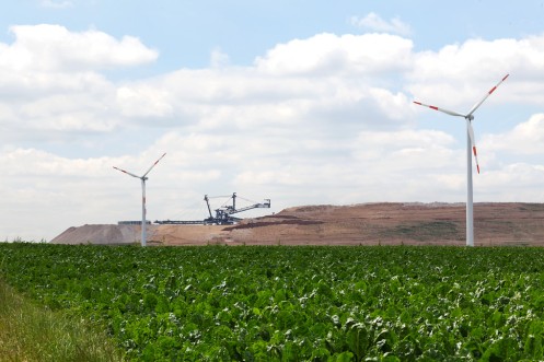 zwei Windräder vor Tagebauhalde