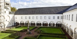 Blick in die Kreuzgang-Anlage mit zweiseitigem S&auml;ulenumgang, Rasenvierteln und Marienstatue