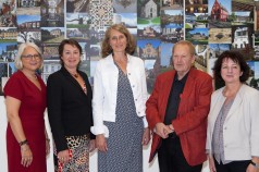 offizielle Vertreterinnen und Vertreter des Landschaftsverbandes Rheinland vor Ausstellungstafeln
