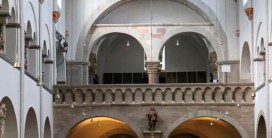 Blick in einen Kircheninnenraum mit Empore, Rundbögen, Säulen