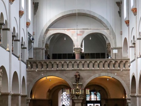 Blick in einen Kircheninnenraum mit Empore, Rundbögen, Säulen