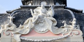 Figurengruppe aus weißem Marmor, in der Mitte eine Frau, links ein Hirsch und rechts ein Erot mit Hund