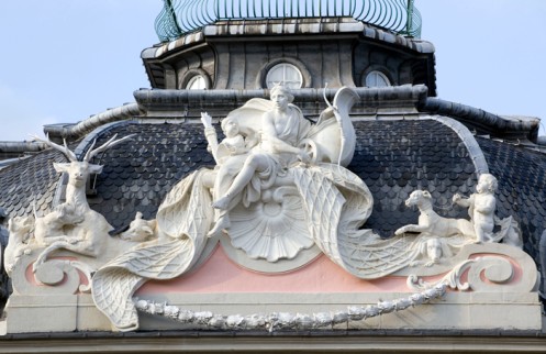 Figurengruppe aus weißem Marmor, in der Mitte eine Frau, links ein Hirsch und rechts ein Erot mit Hund