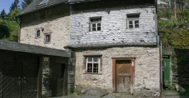zweist&ouml;ckiges Haus, das Obergeschoss mit Schiefer verkleidet