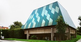 Au&szlig;enansicht der Kirche mit gro&szlig;em trapezf&ouml;rmigem Dach