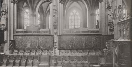 Blick in den Dom mit Chorgest&uuml;hl, dahinter die Chorschranken, darauf langgestreckte verglaste h&ouml;lzerne Reliquienschauk&auml;sten