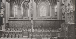 Blick in den Dom mit Chorgest&uuml;hl, dahinter die Chorschranken, darauf langgestreckte verglaste h&ouml;lzerne Reliquienschauk&auml;sten