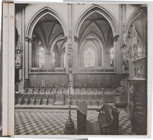 Blick in den Dom mit Chorgest&uuml;hl, dahinter die Chorschranken, darauf langgestreckte verglaste h&ouml;lzerne Reliquienschauk&auml;sten