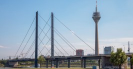 Rheinbrücke mit Fernsehturm im Hintergrund