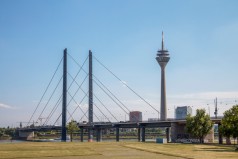 Rheinbrücke mit Fernsehturm im Hintergrund