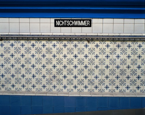 Fliesen mit blauem Dekor sowie der Schriftzug "Nichtschwimmer"