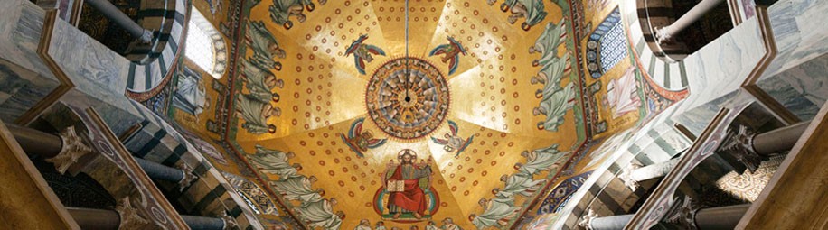 Blick in die Kuppel des Oktogons des Weltkulturerbes Aachener Dom